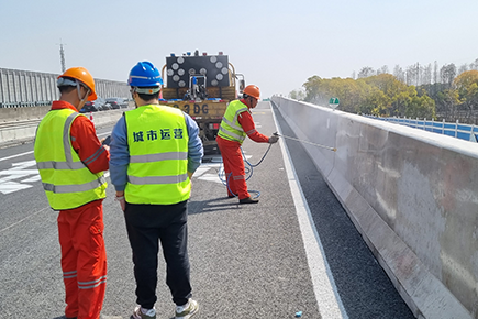 1682577674866982 上海嘉浏高速公路20公里混凝土护栏保洁工程