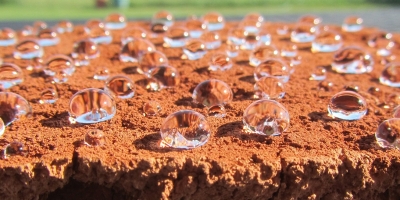 科技日报：抹上这种神奇“乳液”，土路下雨不和泥